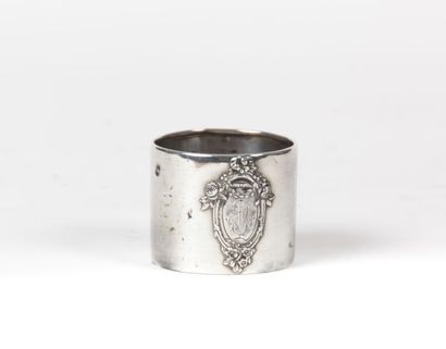 Rond de serviette en argent à décor d'un...