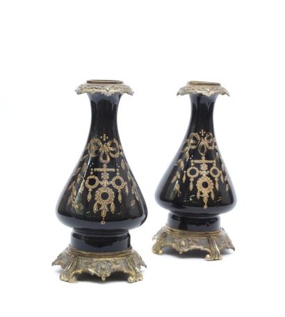 Paire de lampes à pétrole en faïence noire...