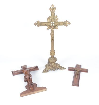 Christ en régule doré posant sur une base...