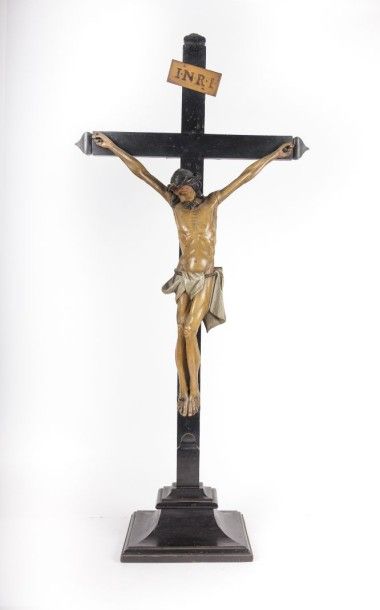 Christ sur la croix en bois et plâtre sculpté...