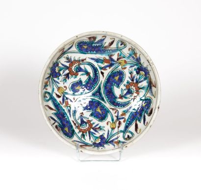 TURQUIE

Assiette en faïence à décor émaillé...
