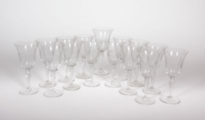 Lot de quatorze verres à vin à décor gravé...