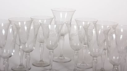 Lot de quatorze verres à vin à décor gravé...