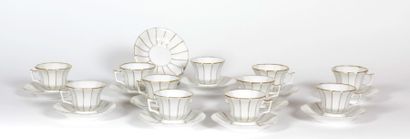 Partie de service à thé en porcelaine blanche...