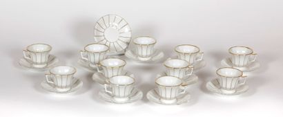 Partie de service à thé en porcelaine blanche...