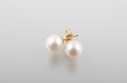 Paire de boucles d'oreille en or jaune ornées...
