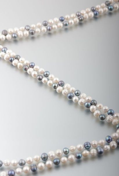 Long sautoir de perles d'eau douces blanches...