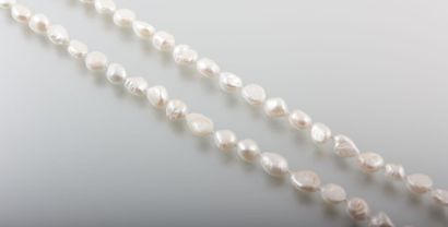 Long sautoir de perles d'eau douces blanches...