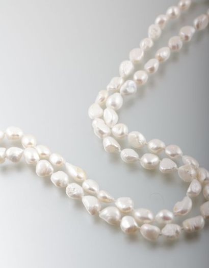 Long sautoir de perles d'eau douces blanches...