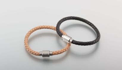 Deux bracelets en cuirs tressés, l'un beige...