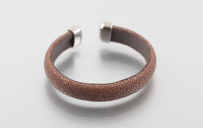Bracelet gainé de galuchat marron, les embouts...