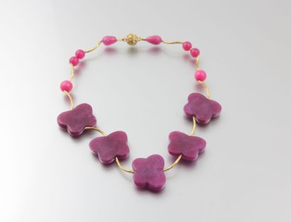 Collier en métal doré orné de fleurs en jadéite...
