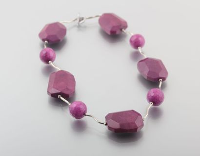 Collier en métal argenté orné en alternance...