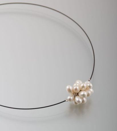 Collier cable orné d'une grappe de perles...