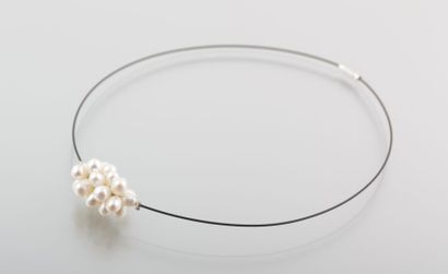 Collier cable orné d'une grappe de perles...