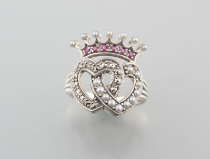Bague en argent figurant deux coeurs entrelacés...