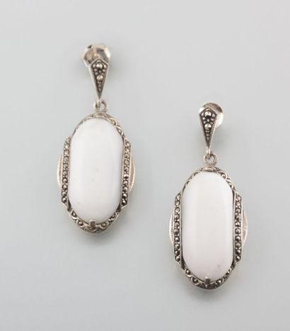 Paire de boucles d'oreilles en argent centrées...