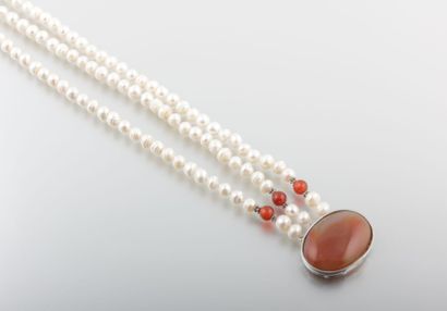 Collier à trois rangs de perles de culture...