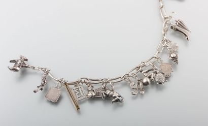Bracelet en argent, agrémenté de breloques.

Poids...