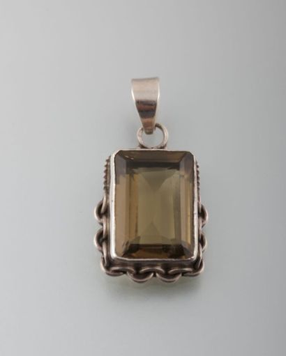 Pendentif en argent, orné d'une pierre jaune,...