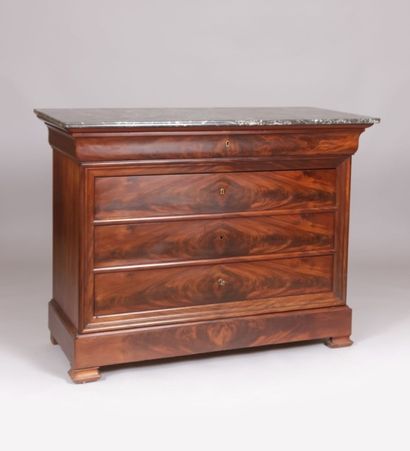Commode à doucine en acajou et placage d'acajou...