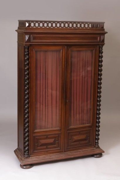 Vitrine en bois naturel mouluré, elle ouvre...