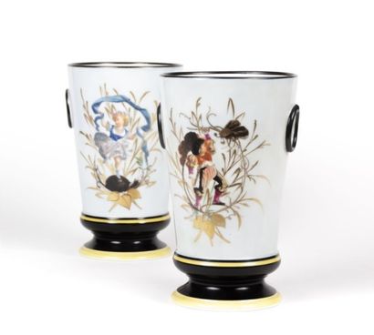 Paire de vases tronconique en porcelaine...