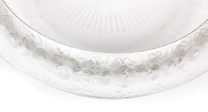 LALIQUE René

Coupe creuse en verre moulé,...