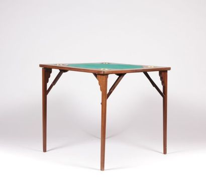 Table à jeu de forme carrée en bois de placage...