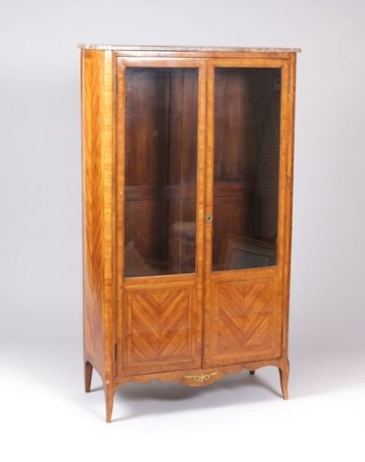 112
Vitrine en placage de bois de rose
marqueté...