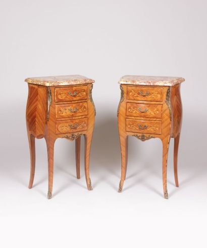 Paire de table de chevet en placage de bois...
