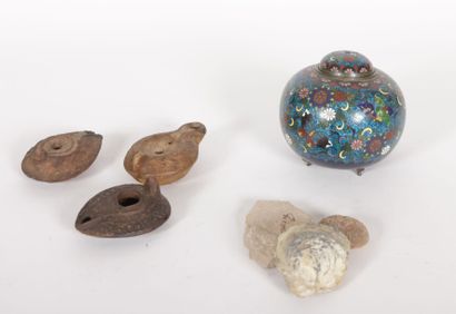 Lot composé de trois pierres fossiles et...
