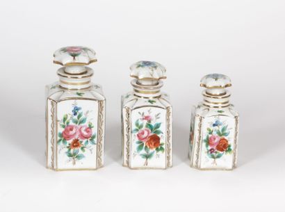 PARIS

Suite de trois flacons couvert de...