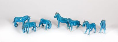 Lot de sept chevaux en porcelaine bleu 

(petits...