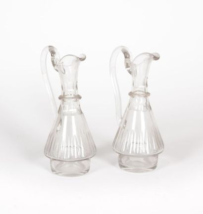 Deux burettes d'huilier vinaigrier en cristal...