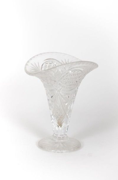 Vase cornet en cristal taillé de pointes...