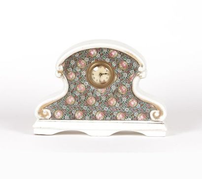 Pendule de cheminée en faïence crème, polychrome...