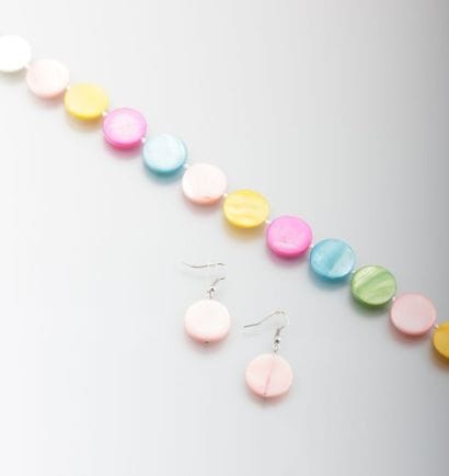 Collier et paire de boucles d'oreilles. Le...