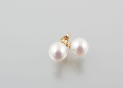 Paire de boucles d'oreille en or jaune ornées...