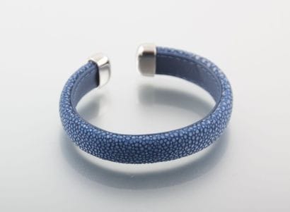 Bracelet gainé de galuchat bleu, les embouts...