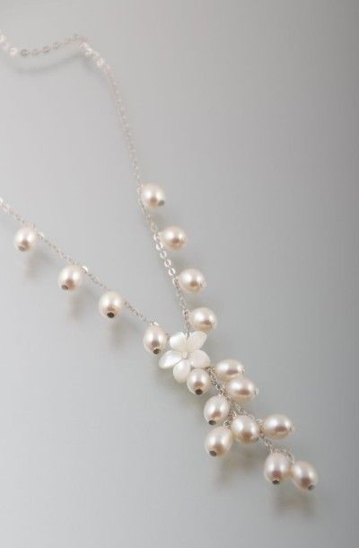 Collier colerette en argent orné de perles...