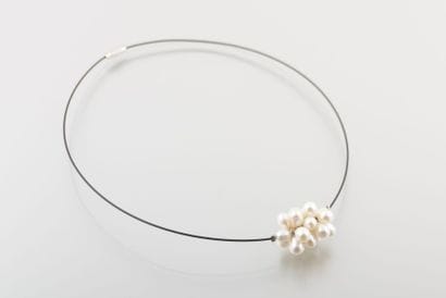 Collier cable orné d'une grappe de perles...