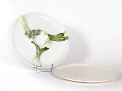 Lot composé d'un plat à hors d'oeuvres en...