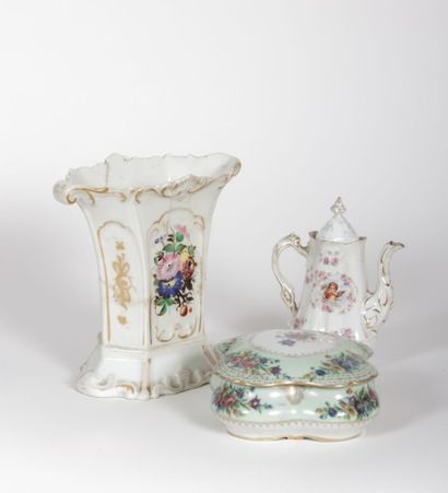 Lot en porcelaine composé d'une bonbonnière...