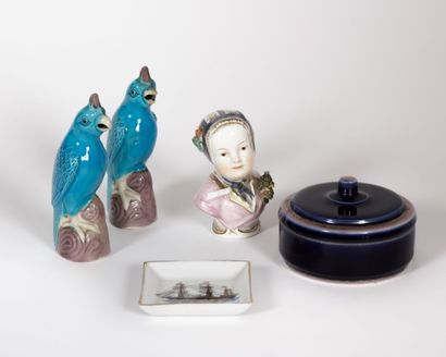 Lot en porcelaine composé d'un buste de jeune...
