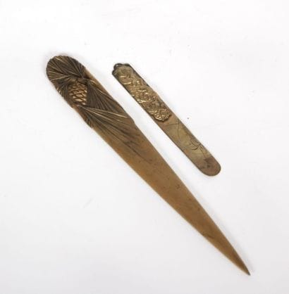 Coupe papier en bronze figurant des pommes...