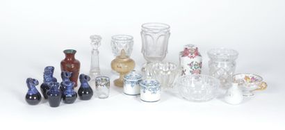 Flacon en porcelaine blanche à décor en émaux...