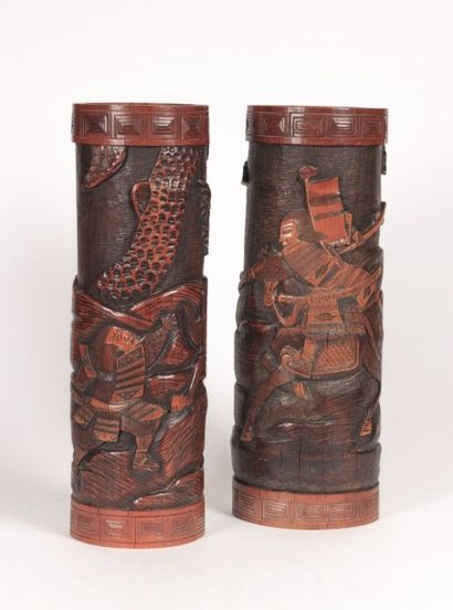 JAPON

Deux rouleaux en bambou à décor tournant...