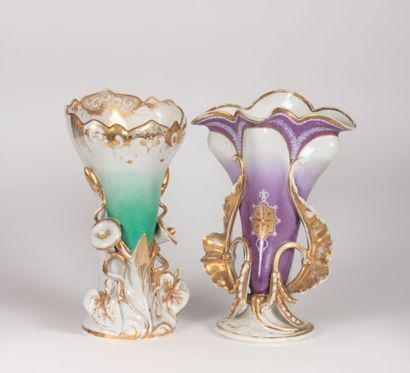 PARIS

Deux vases cornet en porcelaine blanche...