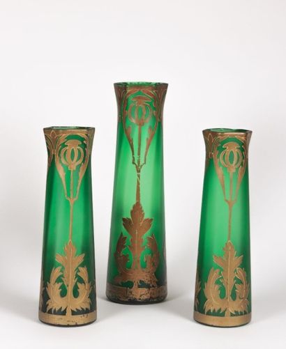 Suite de trois vases de forme rouleau dont...